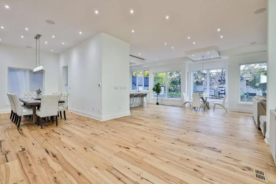Homestay Executive Room In Toronto Next To Yorkdale Shopping Centre