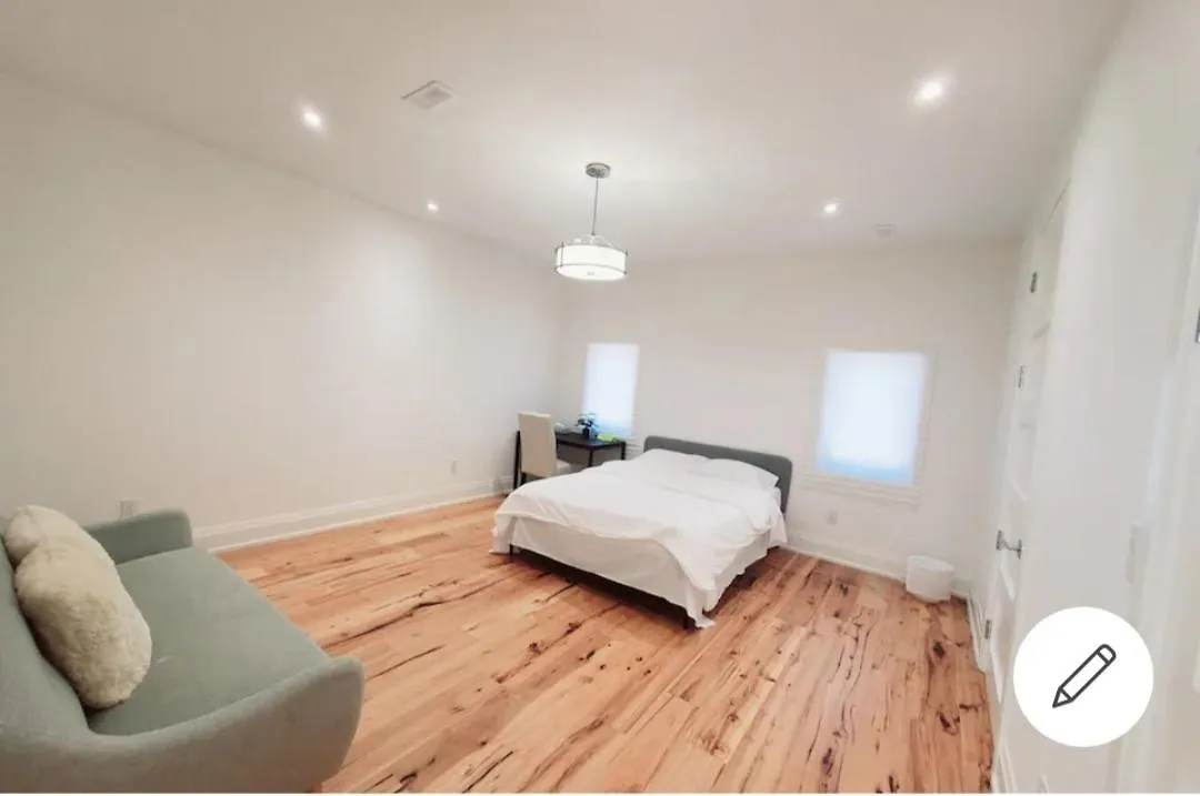 Executive Room In Toronto Next To Yorkdale Shopping Centre