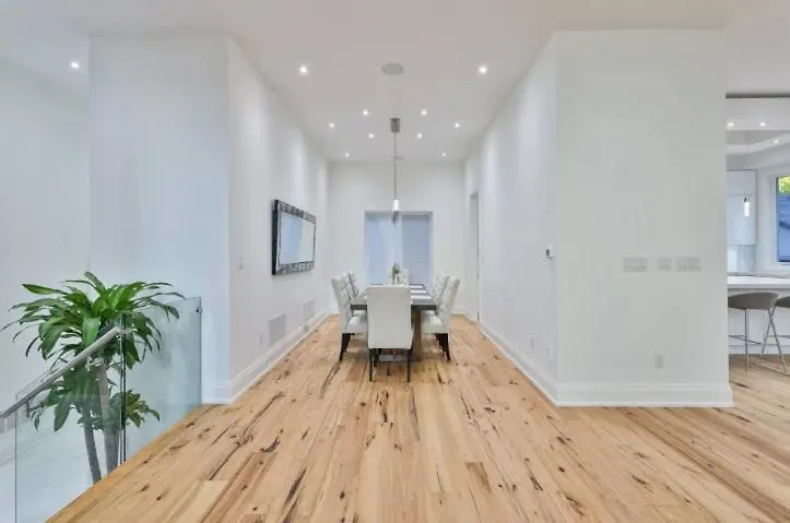 Executive Room In Toronto Next To Yorkdale Shopping Centre