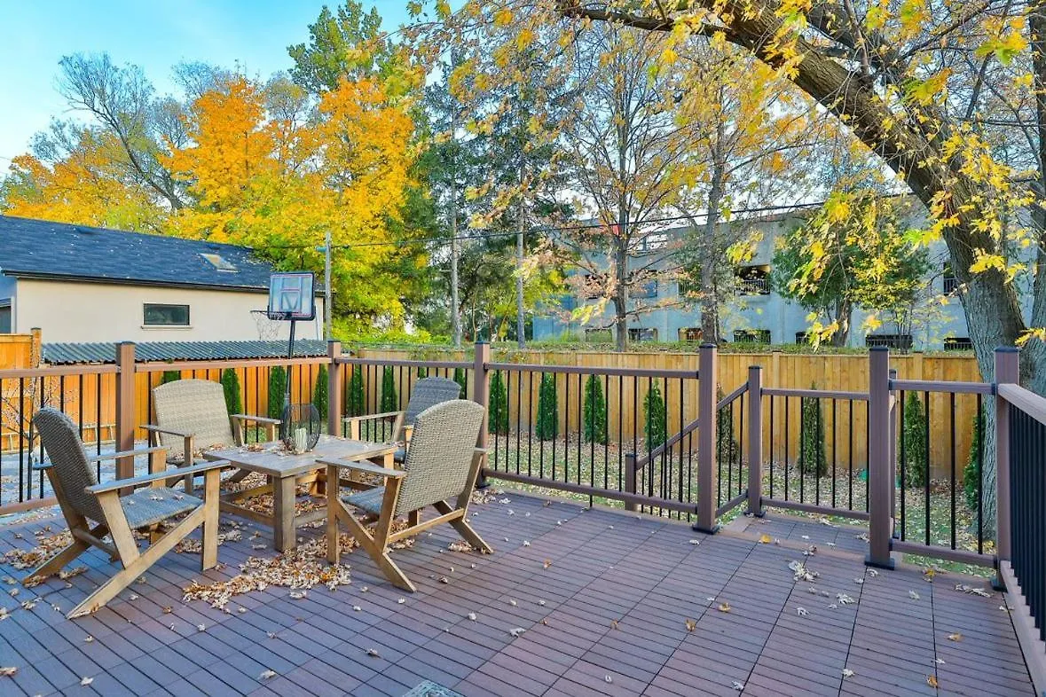 Homestay Executive Room In Toronto Next To Yorkdale Shopping Centre
