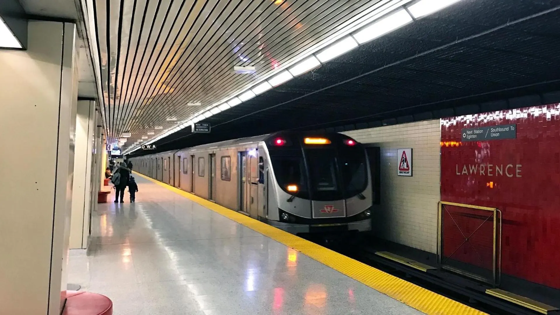 Executive Room In Toronto Next To Yorkdale Shopping Centre Canada