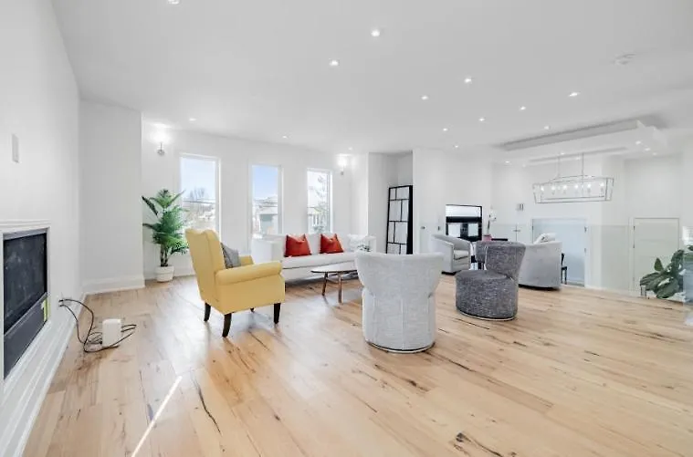 Homestay Executive Room In Toronto Next To Yorkdale Shopping Centre