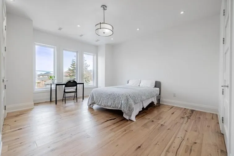 Executive Room In Toronto Next To Yorkdale Shopping Centre
