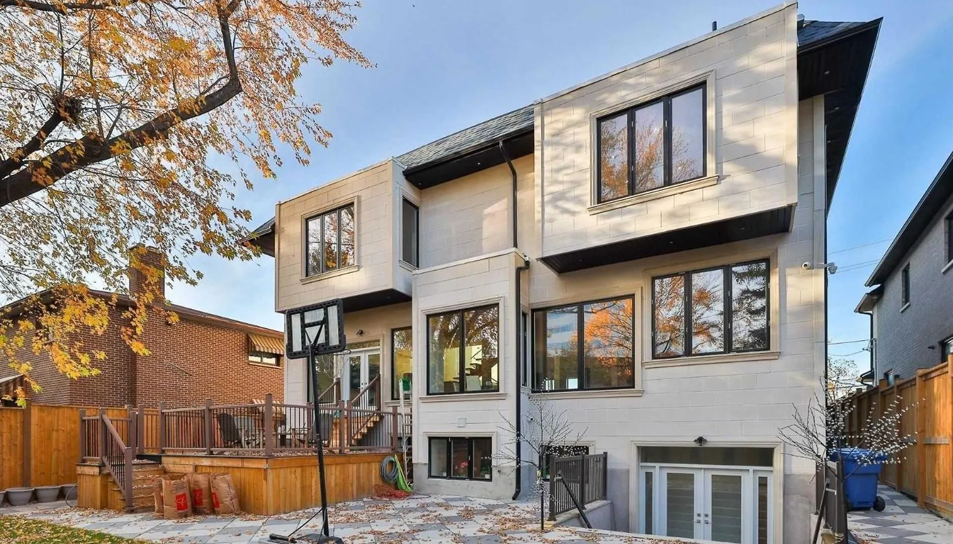 Executive Room In Toronto Next To Yorkdale Shopping Centre Canada